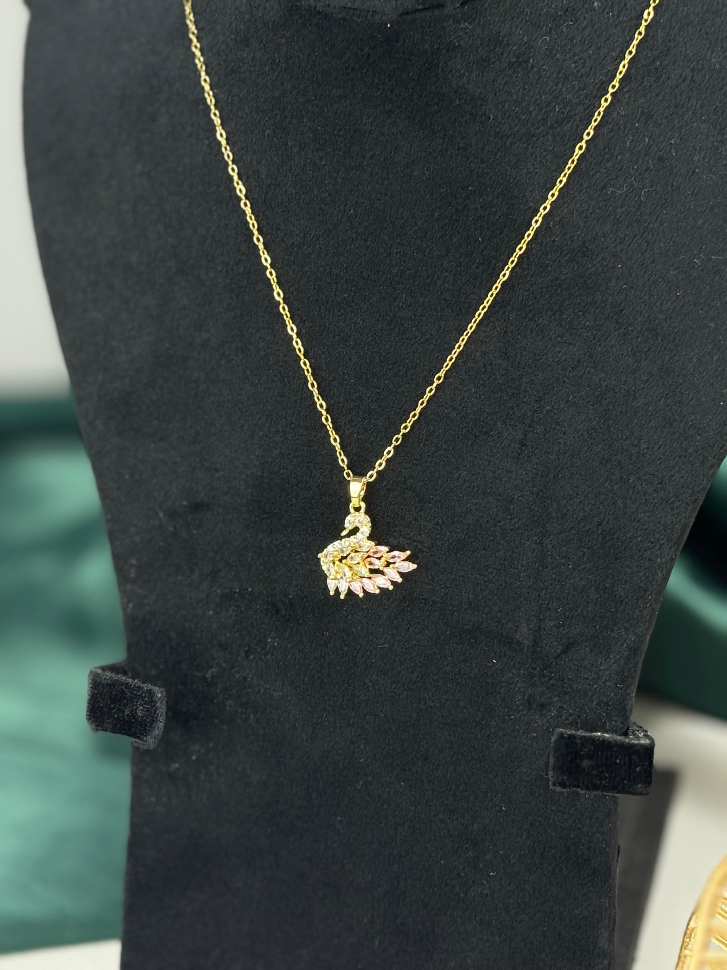 ITALIAN GOLD NECKLACE.