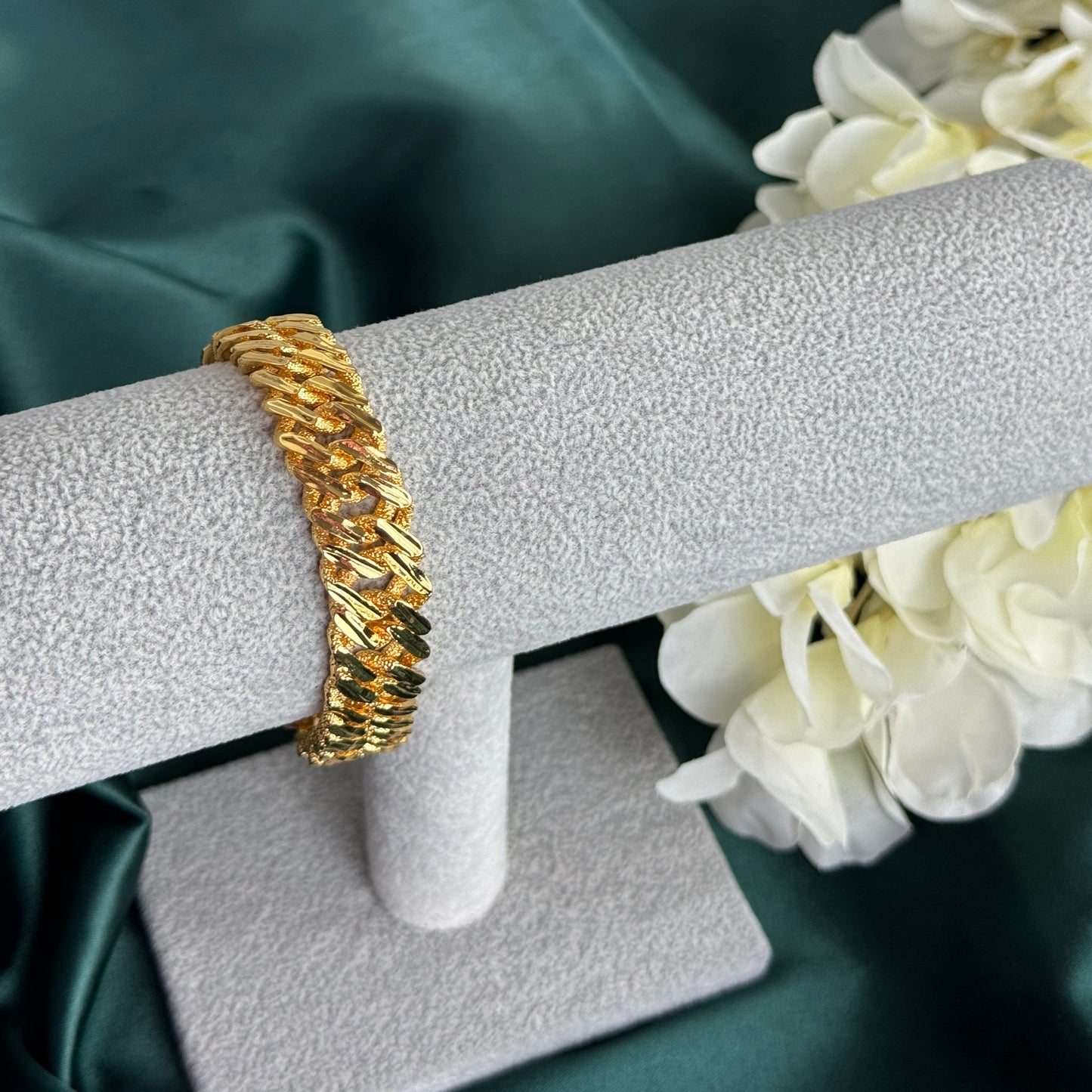 ITALIAN GOLD BRACELET.