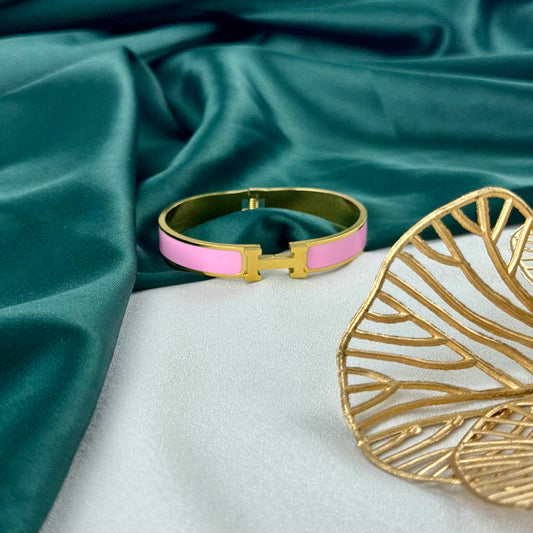 ITALIAN GOLD BANGLE BRACELET.