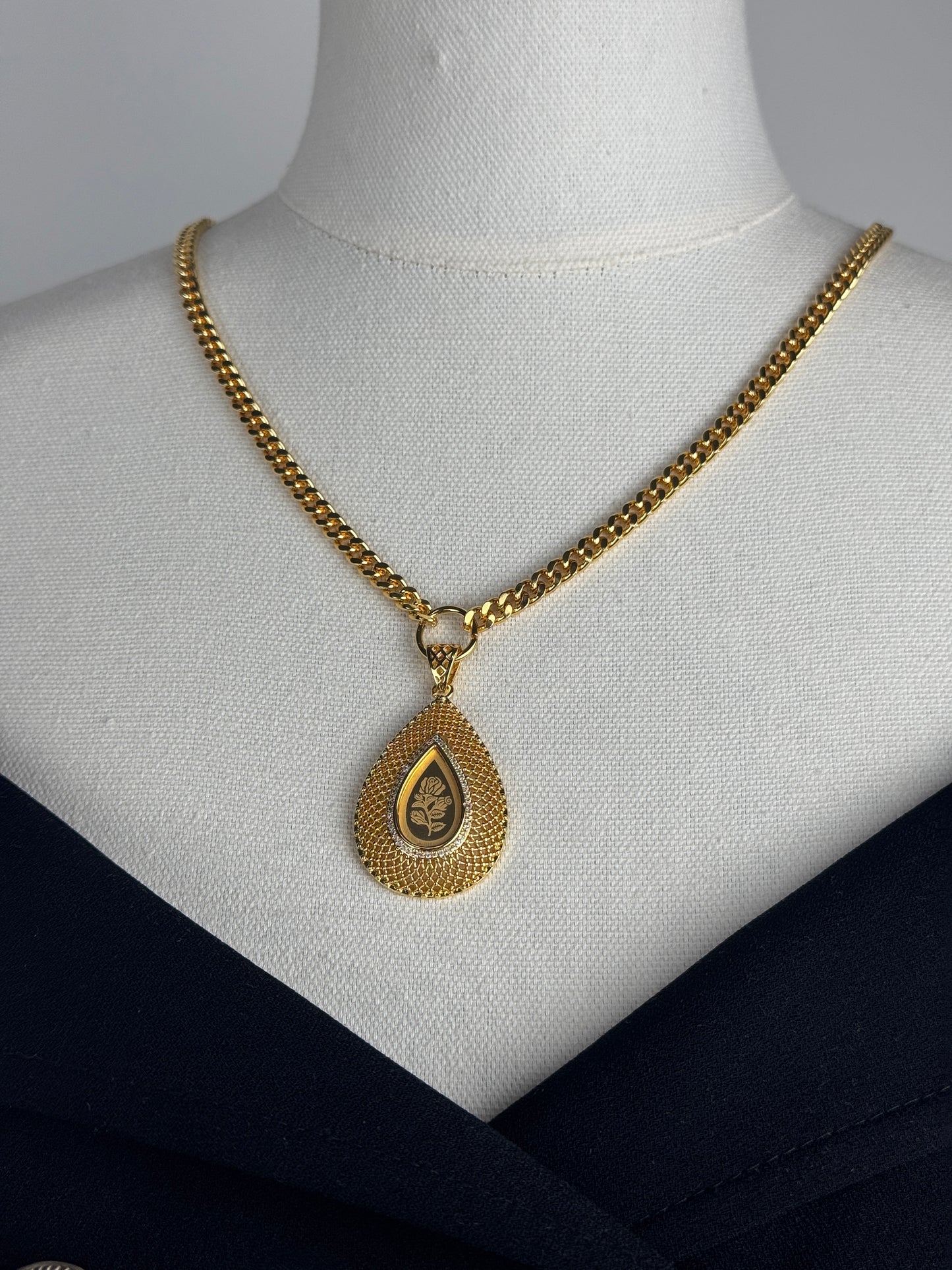 ITALIAN GOLD NECKLACE.