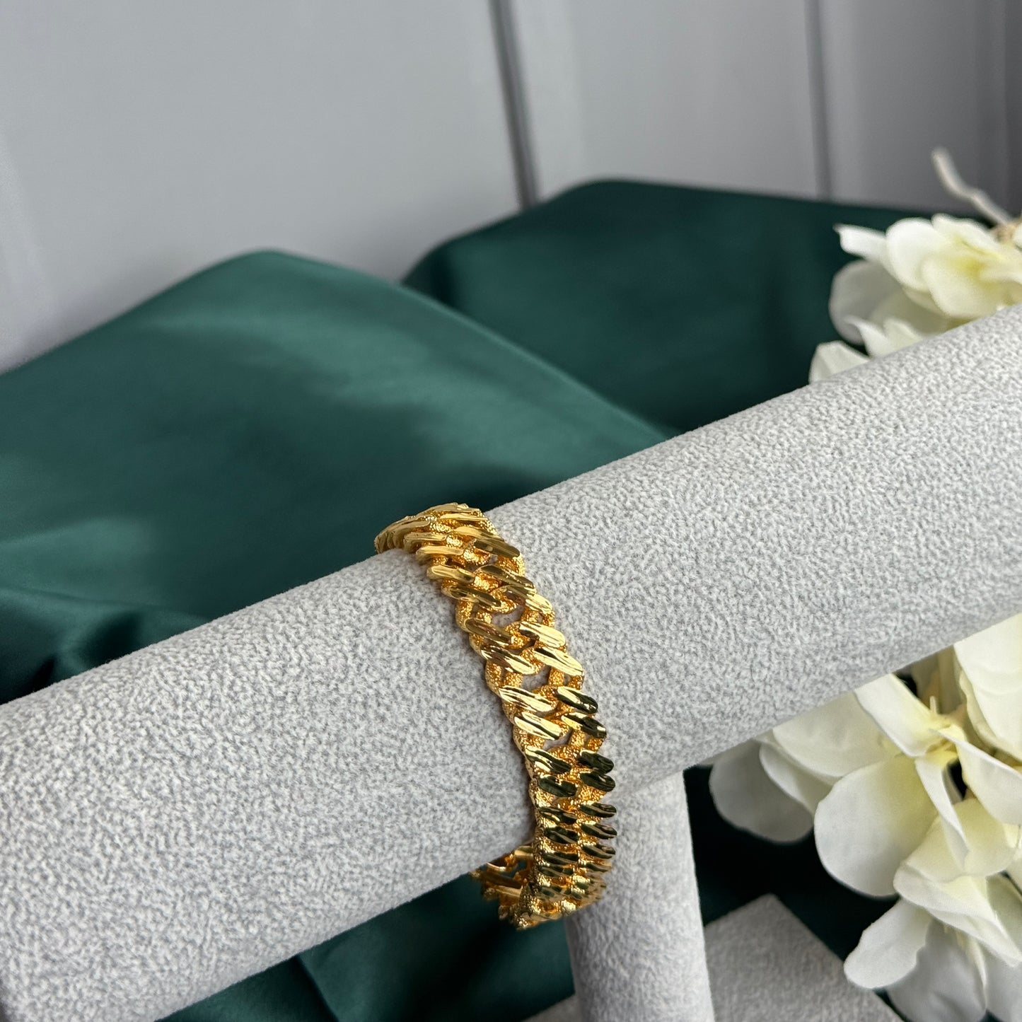 ITALIAN GOLD BRACELET.