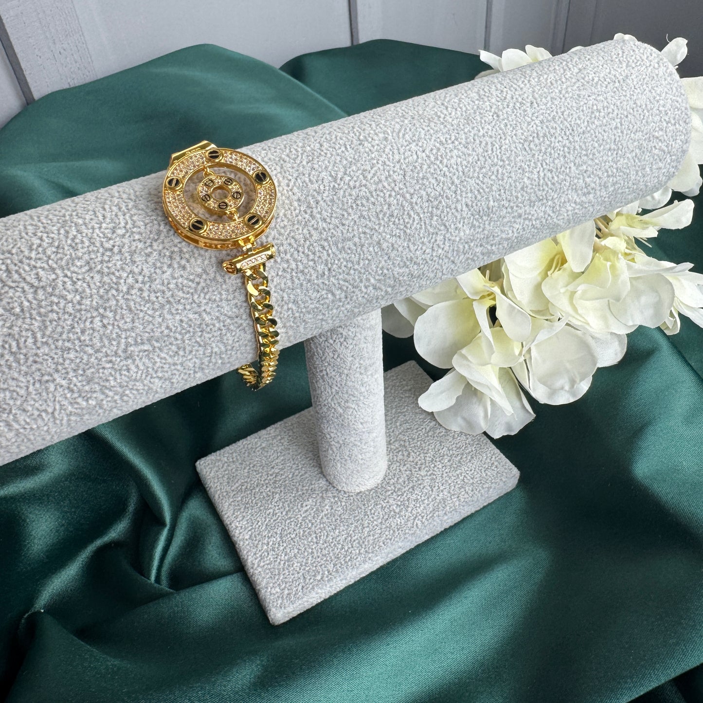 ITALIAN GOLD BRACELET.