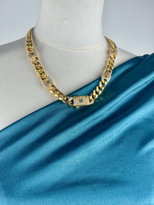 ITALIAN GOLD NECKLACE.