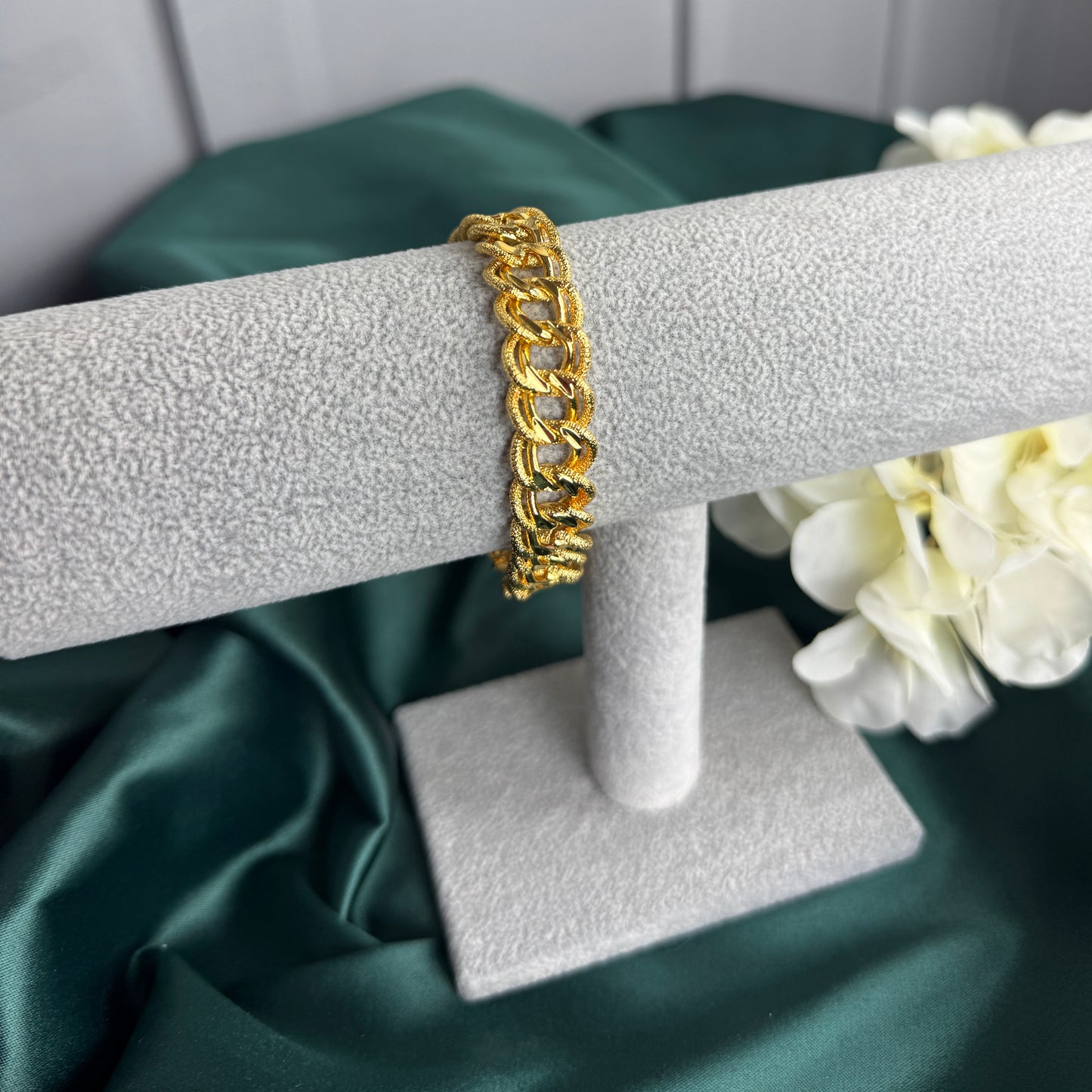 ITALIAN GOLD BRACELET.