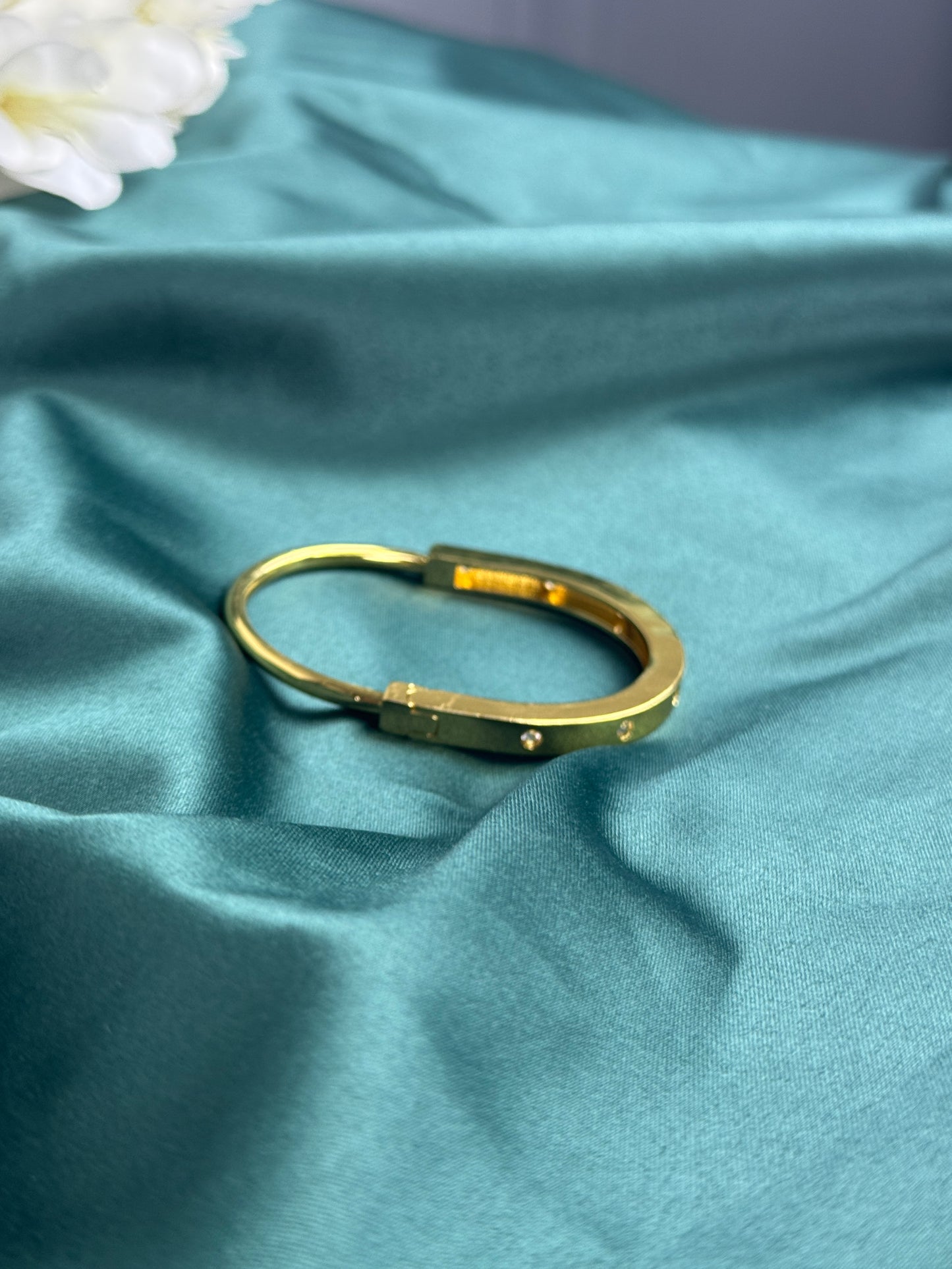 ITALIAN GOLD BANGLE BRACELET