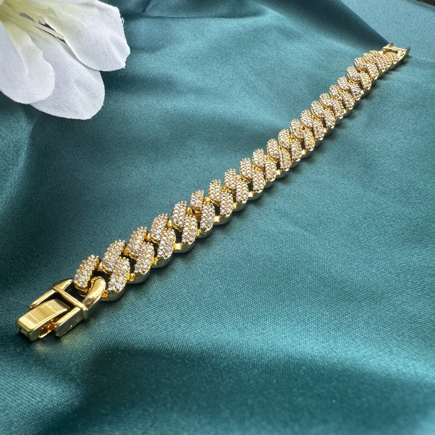 ITALIAN GOLD BRACELET.